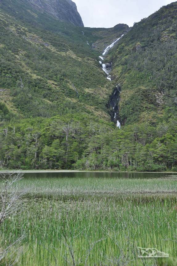 Uma das muitas quedas d'água perto da estrada ao sul de Cochrane, na Carretera Austral, região de Aysén, no Chile